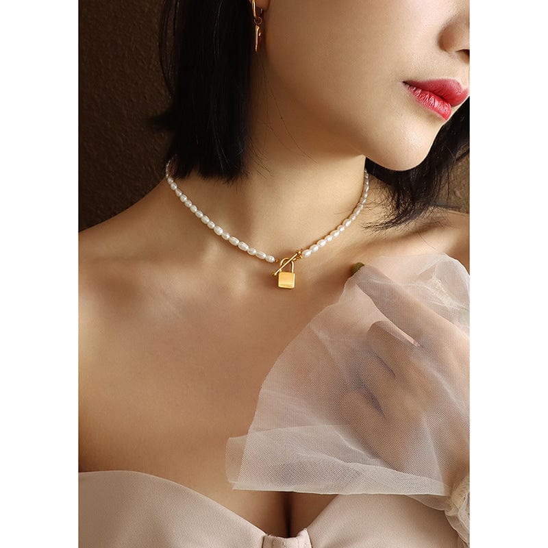 Golden freshwater pearl necklace 38cm Ot Buckle Freshwater Pearl Necklace Lock Pendant Necklace for Women Choker Clavicle Chain Titanium Steel Jewelry