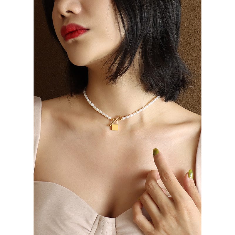 Golden freshwater pearl necklace 38cm Ot Buckle Freshwater Pearl Necklace Lock Pendant Necklace for Women Choker Clavicle Chain Titanium Steel Jewelry