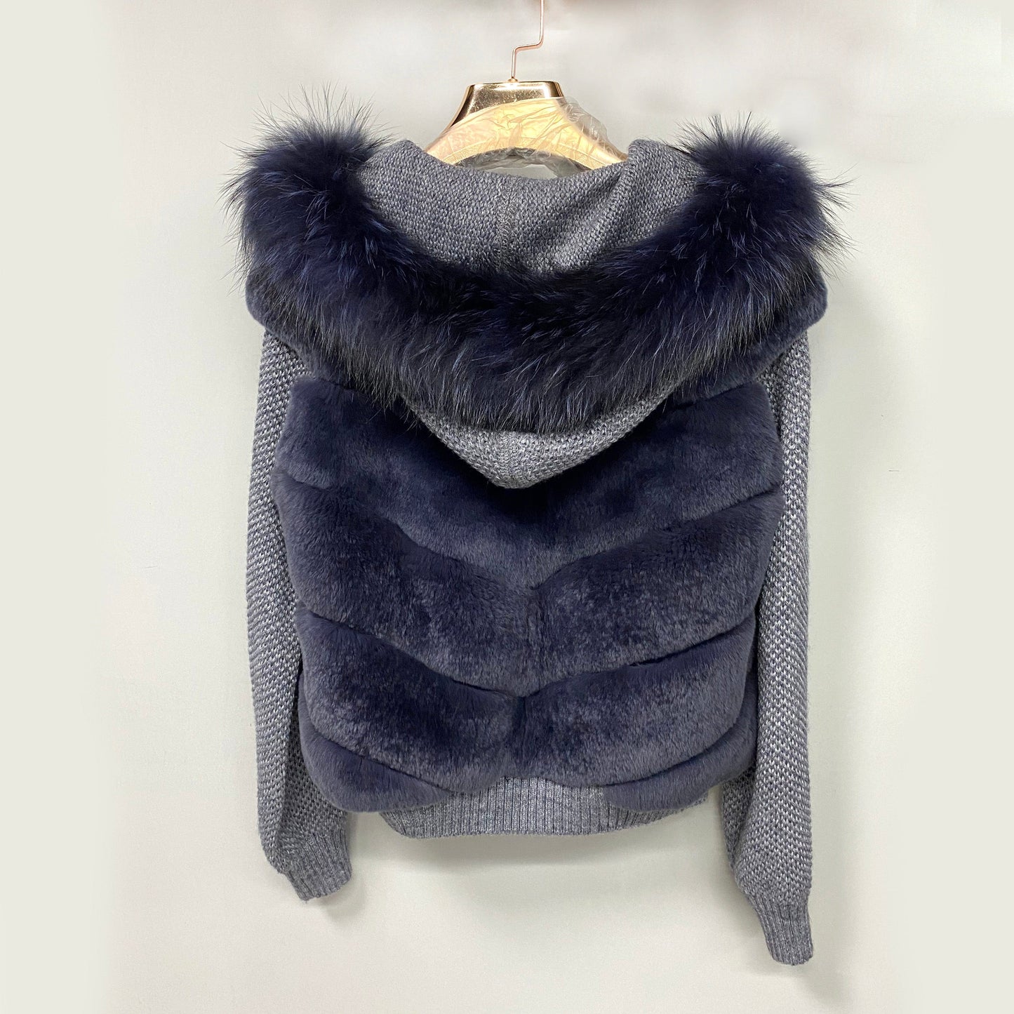 QIUCHEN QC22029Ladies Knit Zip Hoodie Coat with Real Fox Fur Collar Winter Hooded Jacket Women